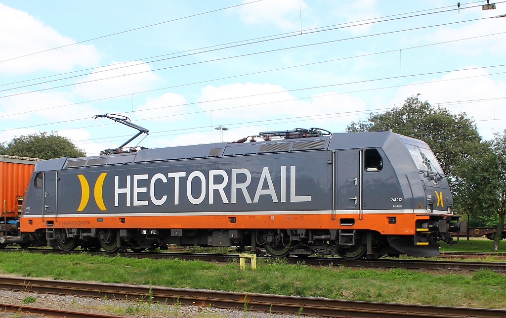 HCR 241.012-2  Chewbacca  steht hier mit dem DGS 42703(Katharineholm-Krefeld Uerdingen)abfahrbereit im Gbf Padborg(auch hier legaler Standort). 06.07.2013