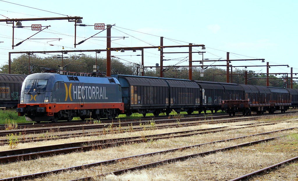 HCR 242.517/182 517-3 hat  bügellos  Einfahrt in den Gbf Padborg. 14.08.2013