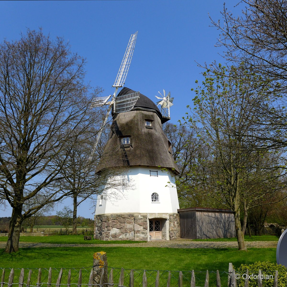 Heber im Heidekreis, Galerieholländer aus dem Jahre 1825, heute genutzt als Wohnmühle. Photo © Oxfordian