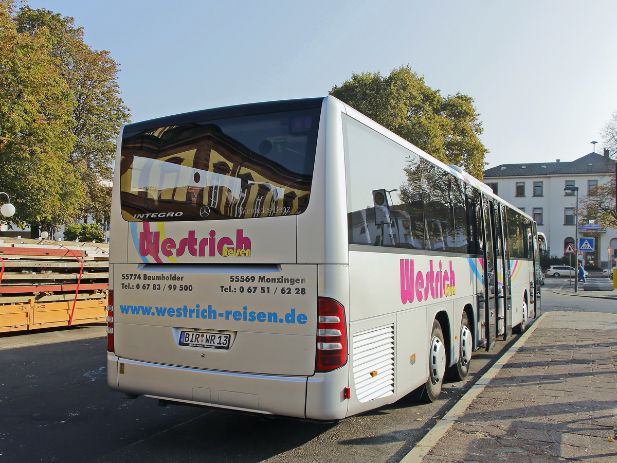 Heckansicht des Mercedes Integro der Firma Westrich Reisen vor dem Bahnhof  Neustadt/Weinstrae am 20. Oktober 2018.