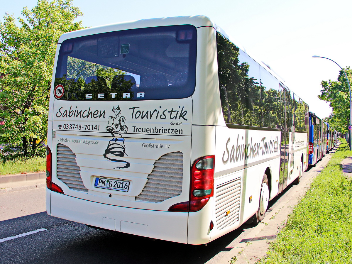 Heckpartie des Setra S 415 UL business PM-G 2016 der Sabinchen Touristik Edeltraud Glowe aus Treuenbritzen fr Shuttle Fahrten zur ILA 2018 bereit. Gesehen am 29. April 2018 am U Bahnhof Berlin Rudow.