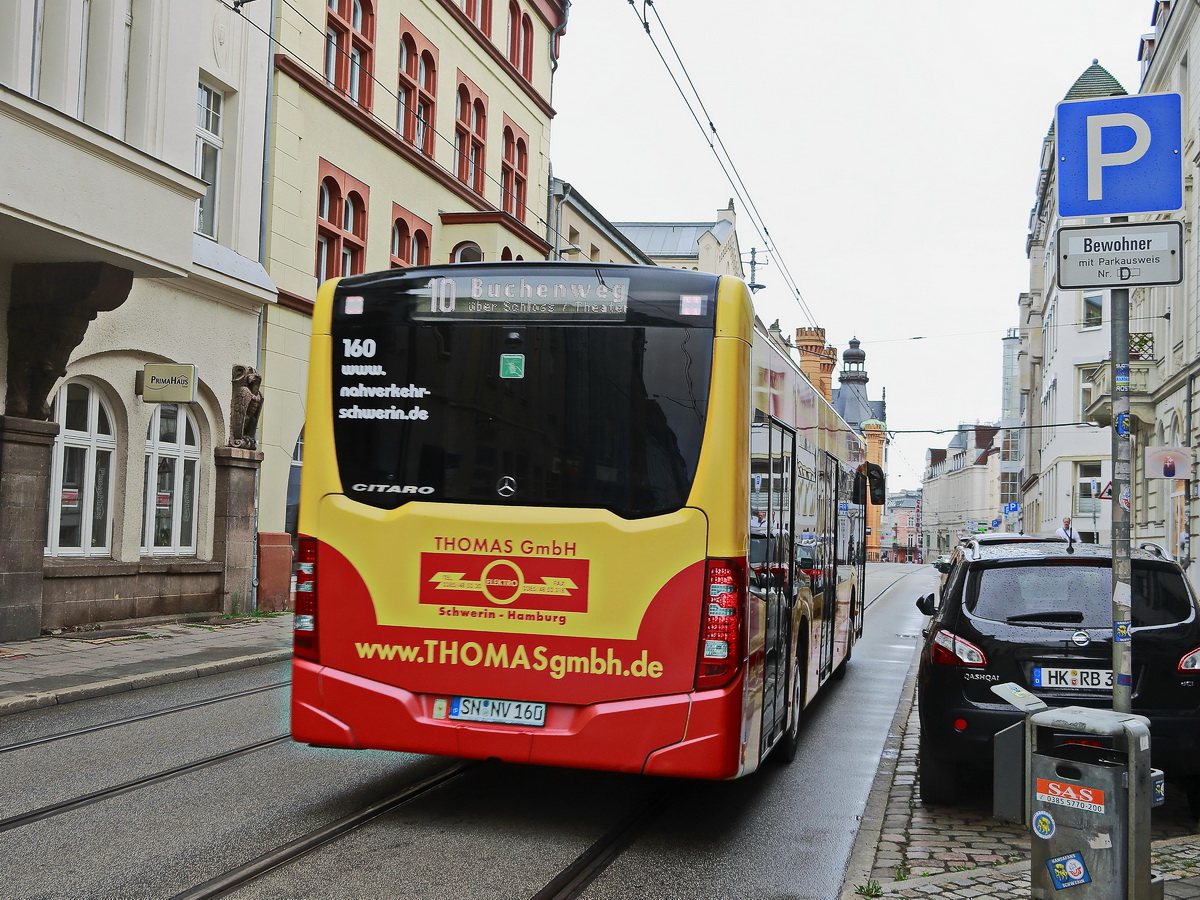 Heckpartie eines Mercedes Benz Citaro mit Werbung fr ein Bromaschinencenter des Nahverkehr Schwerin GmbH in der Gthestrasse. 