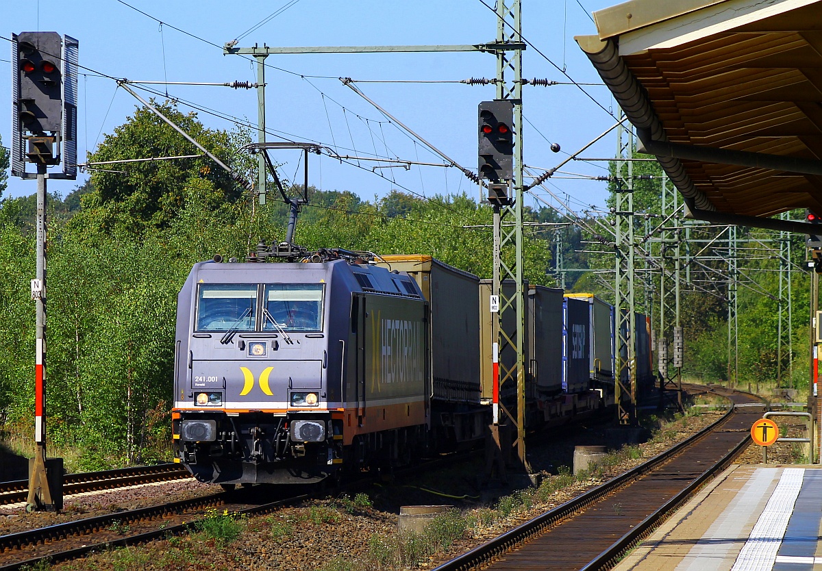 Hector Rail 241.001-5  Kenobi  mit Samskip/VanDieren KLV festgehalten bei der Durchfahrt in Schleswig. 03.09.2014