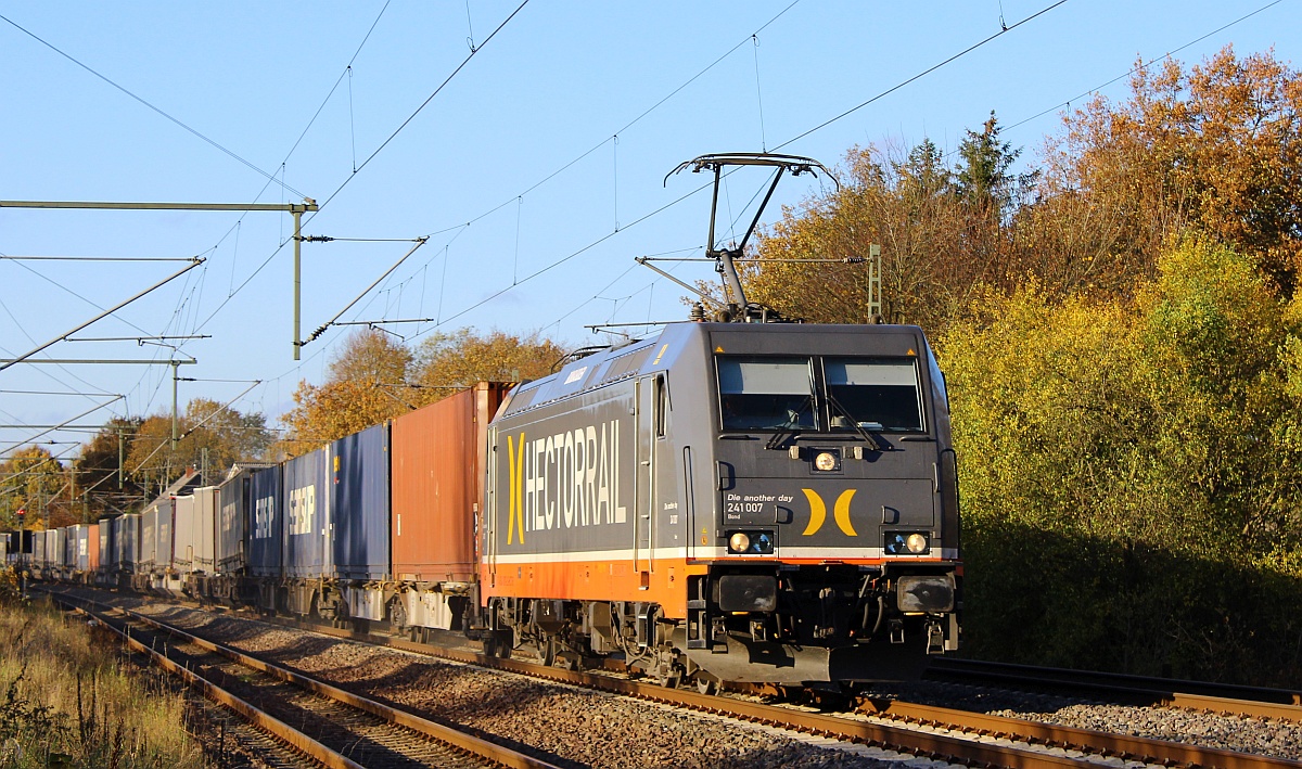 Hectorail  Die another Day  241.007 II  Bond  mit SamSkip/VanDieren KLV bei der Durchfahrt in Owschlag. 01.11.2021