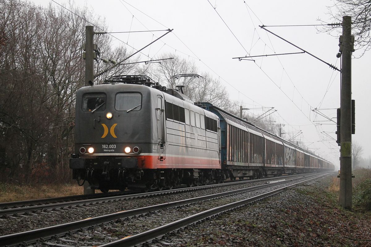 Hectorrail 162.003 (ex DB 151 027) mit Schiebewandwagenzug bei unterirdischen Lichtverhältnissen (ISO 1600) Harrislee Grenze 10.1.2021