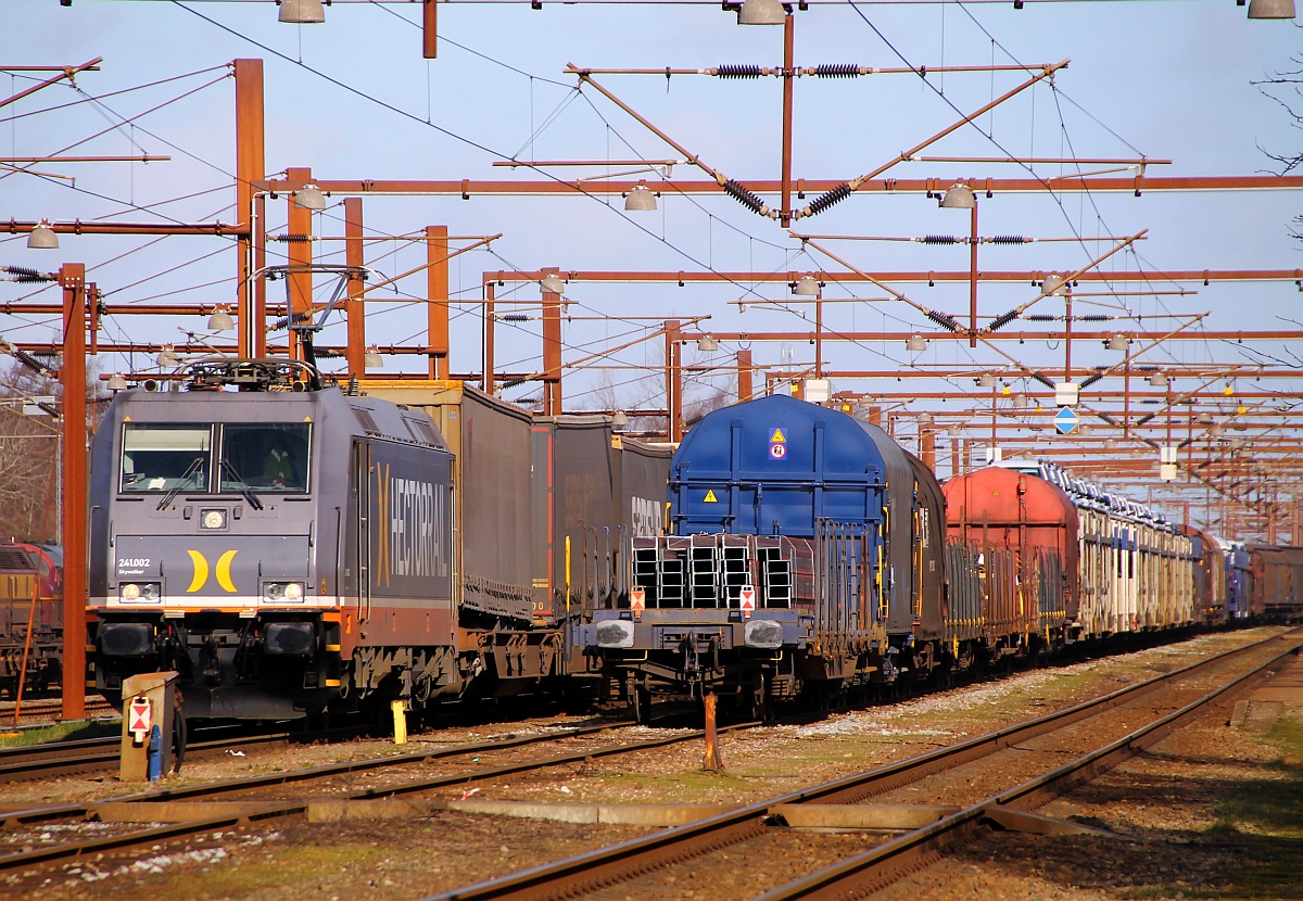 Hectorrail 241.002-3  Skywalker  steht mit ihrem  VanDieren/Samskip -KLV im Bahnhof Padborg und wird diesen gleich verlassen. 08.03.2014