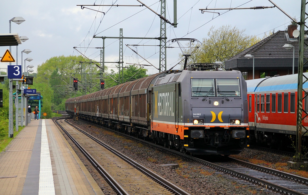 Hectorrail 241.002  Skywalker  rumpelt hier mit einem kurzen Güterzug durch Schleswig. 08.05.2014