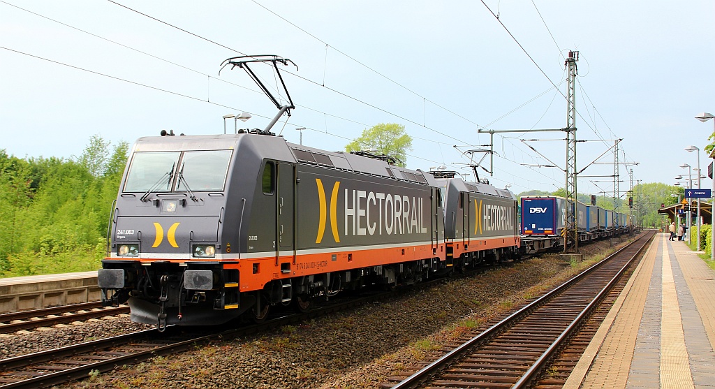 Hectorrail 241.003 und 241.008 mit der nur Sonntags verkehrenden Doppeltraktion des DSV/Samskip/Walter KLV Zuges. 20.05.2012