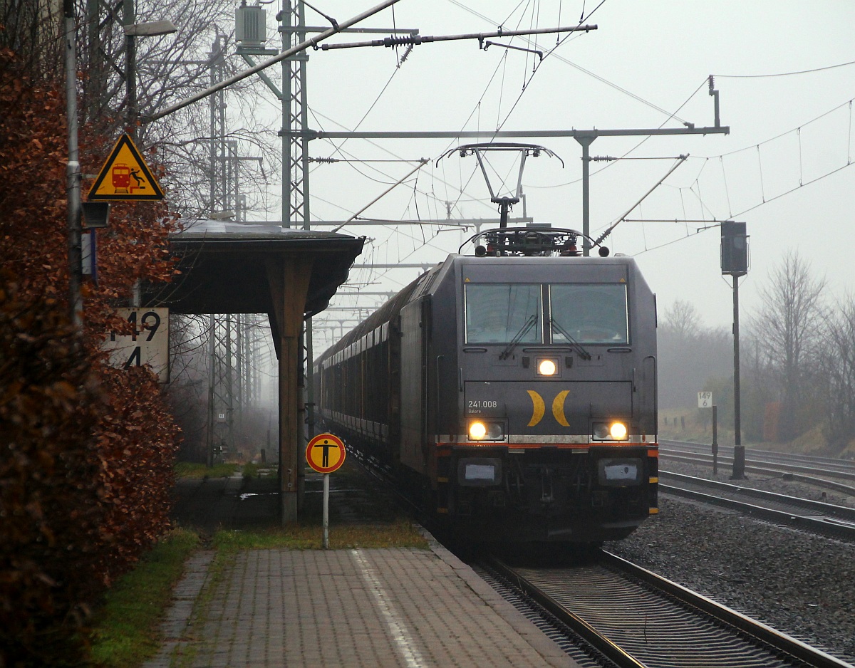 Hectorrail 241.008  Galore  mit Papierzug Richtung Dortmund bei der Durchfahrt in Jübek. 13.12.2013