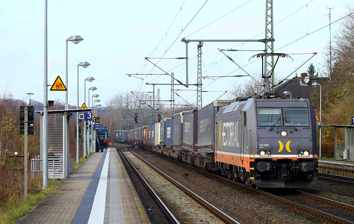 Hectorrail 241.008  Galore  rumpelt hier mit dem 42701 durch Schleswig Richtung Hamburg. 26.11.2014