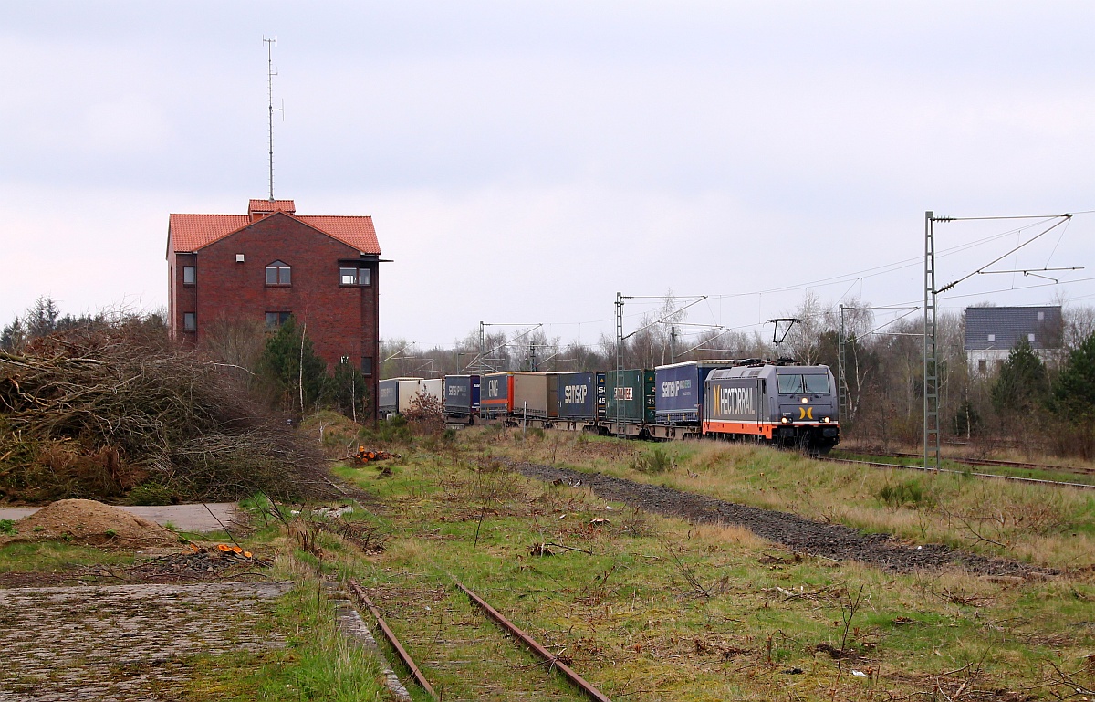 Hectorrail 241.010-6  Yoda  mit dem VanDieren KLV passiert hier das ESTW Flensburg-Weiche. 11.04.2014