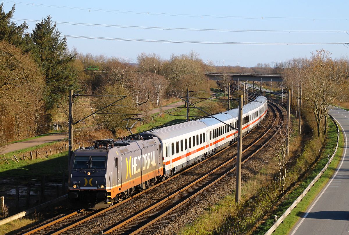 Hectorrail 241.010 bringt die in Hamburg-Langenfelde gefristeten 7 IC Wagen zurück nach Kopenhagen, hier bei Neuholzkrug 03.04.2023