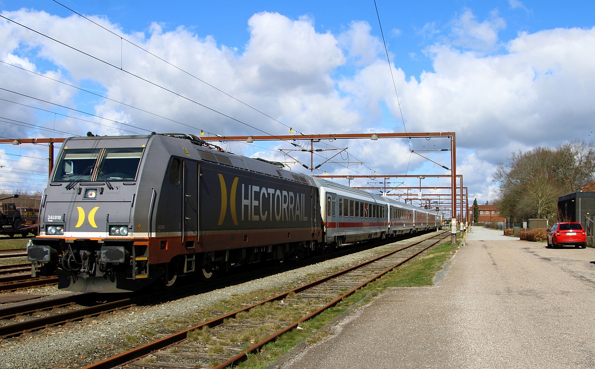 Hectorrail 241.010 mit dem HM 6369/DLr 29728 einer 7 IC Wagen (Bpmmbdz284.1, Bpmmbz285.3, Bpmz294.3, Bpmz294.3, Bvmmz188.1, Bvmmsz187.7, Avmmz106.1) Fahrt nach Hamburg Langenfelde. Pattburg/DK 03.04.2023