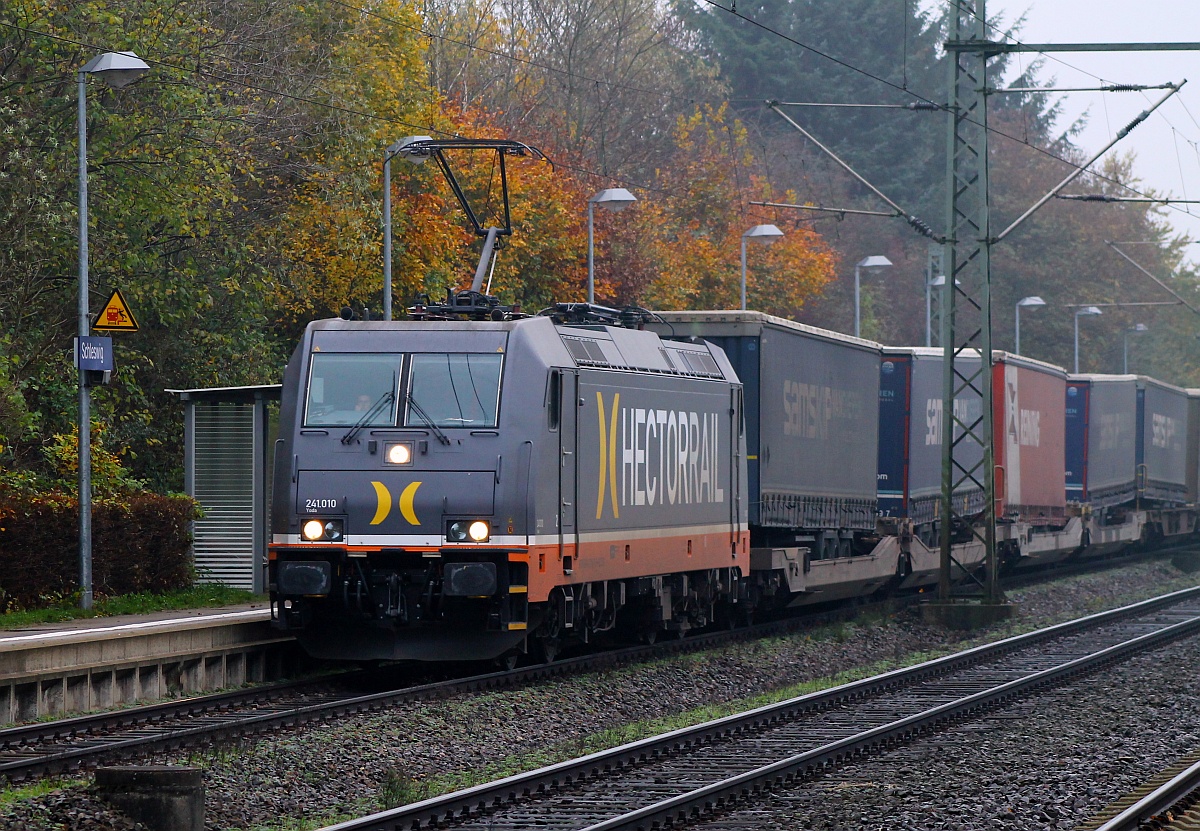 Hectorrail 241.010  Yoda  rauscht hier mit einem KLV durch Schleswig Richtung Dänemark. 14.11.14