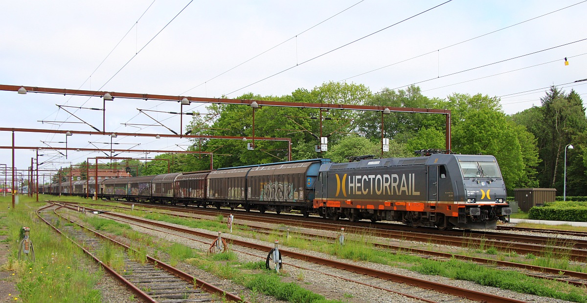 Hectors Bond 241.007 Die another day mit H-Wagen Zug bei der Einfahrt in Pattburg/DK 24.05.2023