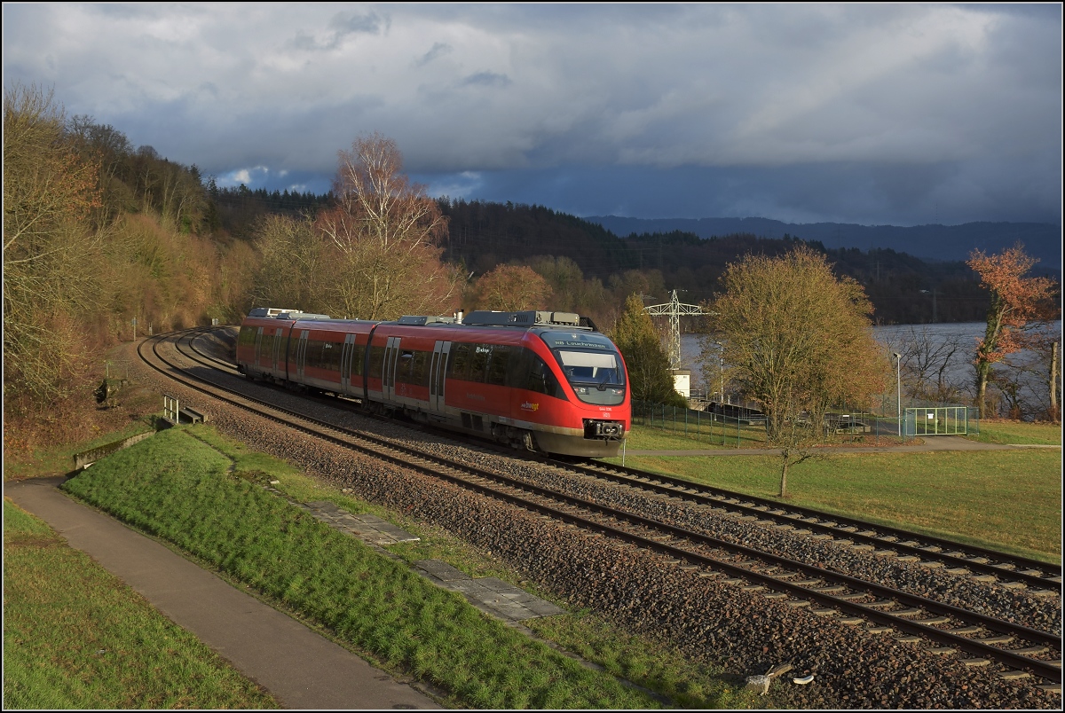 Heiligabend am Hochrhein. Aus Schweizer Sicht die S7 Basel-Waldshut, bislang aber eine dieselschwangere Regionalbahn. 644 036 als RB 17363 Basel-Lauchringen bei Karsau, Dezember 2018.