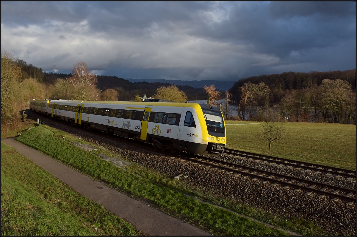 Heiligabend am Hochrhein. Aus Schweizer Sicht der IR Basel-Schaffhausen. 612 171 und 612 109 als IRE 3046 Ulm-Basel bei Karsau, Dezember 2018.