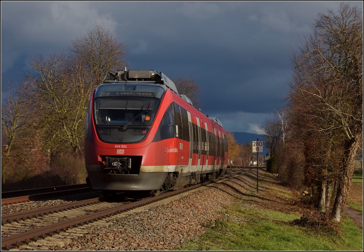Heiligabend am Hochrhein. Aus Schweizer Sicht die S7 Basel-Waldshut, bislang aber eine dieselschwangere Regionalbahn. 644 024 als RB 17361 Basel-Lauchringen bei Herten, Dezember 2018.