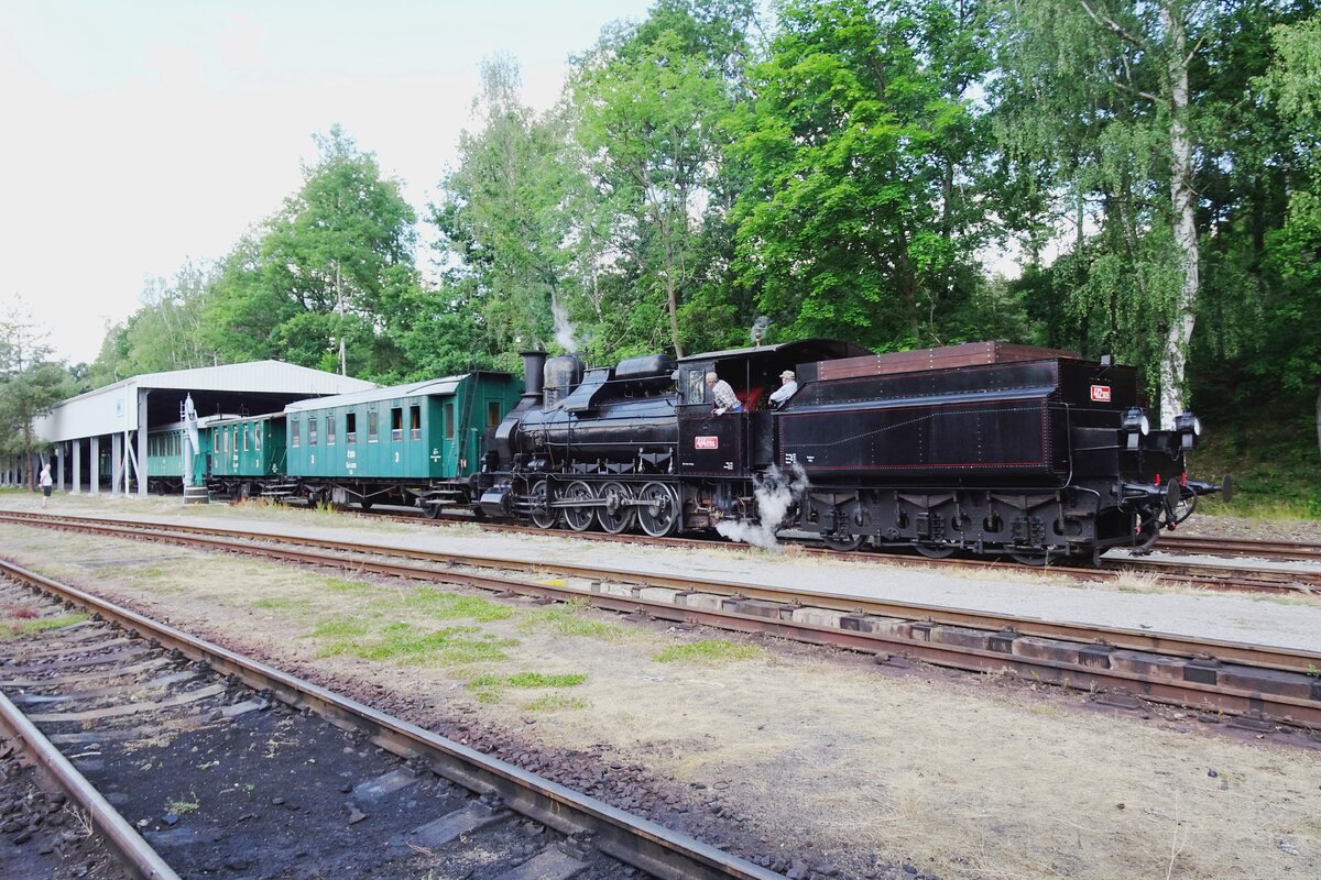 HELIKON 414 096 steht am 11 Juni 2022 ins Eisenbahnmuseum von Luzna u Rakovnika. 