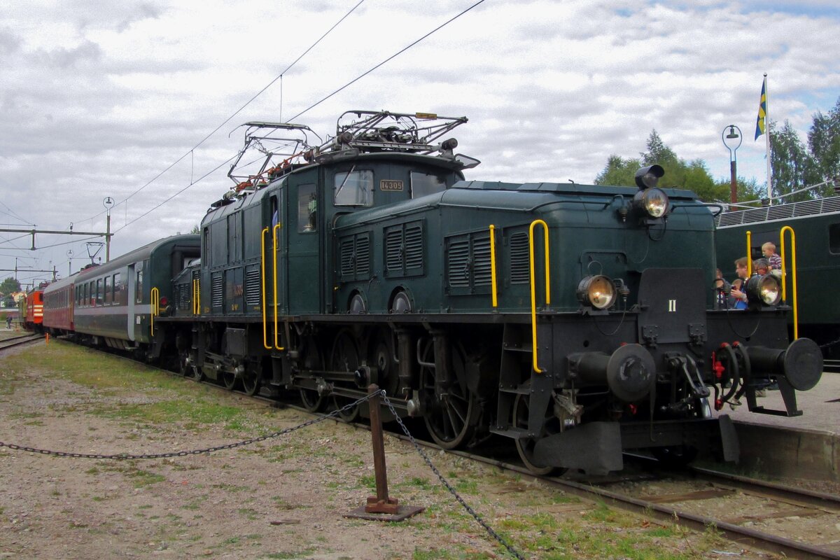 Helvetosuchus Borealensis (Nrdlicher Schweizerkrokodil) heisst dieser Spezies: am 12 September 2015 steht 14305 als gast in dass Schwedischen Eisenbahnmuseum in Gvle whrend das Feierwochenende  100 Jahren Elektrotraktion auf die Schiene in Schweden'. Nach eine Woche Schweden bekam 14305 auf den Ruckfahrt nach Basel ein massiver Schaden und musste/durfte beinahe 2 Jahre ins Bw von Meiningen verbleiben.