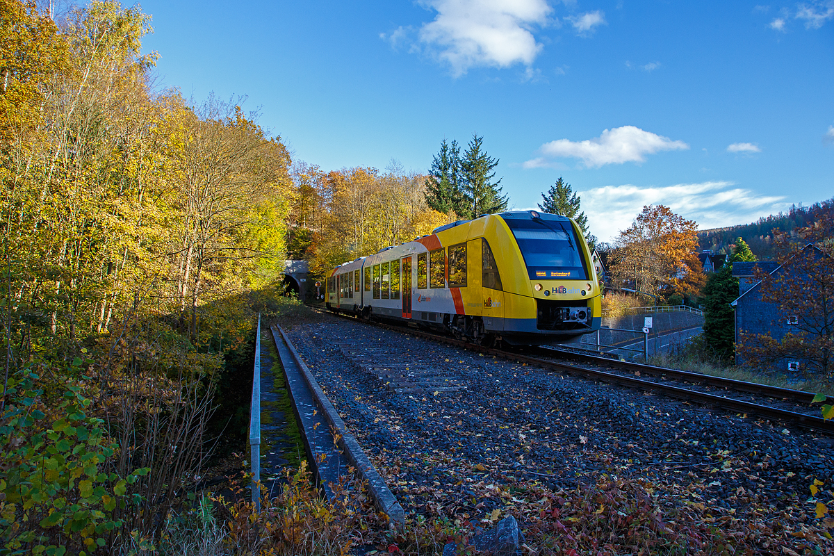 Herbstzeit im Hellertal.....
Der VT 502 (95 80 1648 102-9 D-HEB / 95 80 1648 602-8 D-HEB) ein Alstom Coradia LINT 41 der neuen Generation der HLB (Hessische Landesbahn GmbH) verlässt am 01.11.2021 den Bedarfs-Haltepunkt Herdorf-Königsstollen und fährt als RB 96  Hellertalbahn  (Neunkirchen - Herdorf - Betzdorf) weiter in Richtung Betzdorf (Sieg).

Hinweis: Lichttechnisch ist hier nicht viel mehr möglich, man bekommt hier die Sonne nicht in den Rücken. Ein Stunde später ist die Sonne hinter den Hügeln verschwunden. Die andere Gleisseite geht nicht, da sonst im Gleisbereich oder unsicherer Stand. Im Sommer ist mehr möglich, aber es soll ja ein Herbstbild sein.