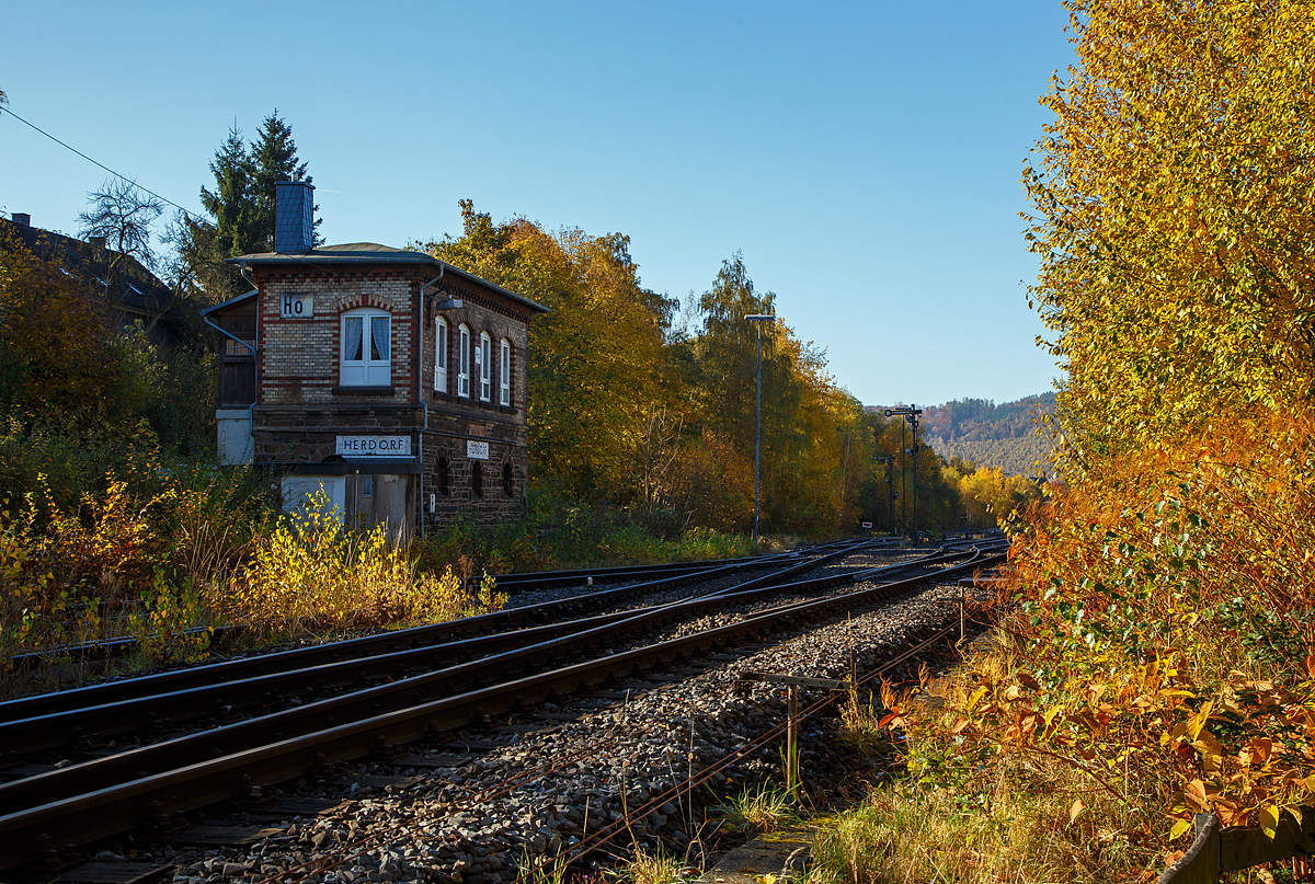 Herbstzeit im Hellertal.....
Hier am 28.10.2021 in Herdorf an der Hellertal-Bahn beim Stellwerk Herdorf Ost.