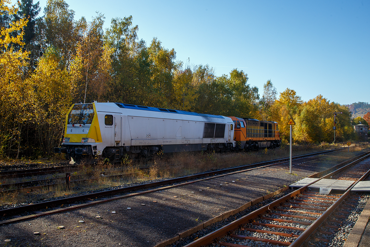 Herbstzeit im Hellertal.....
Noch haben sie am 28.10.2021 im Bahnhof Herdorf auf Gleis 4 Hp 0 und müssen den Gegenzug RB 96 – Hellertalbahn abwarten, die Mietlok die Voith Maxima 30 CC – VTLT 263 005-5 (92 80 1263 005-1 D-VTLT) der Voith Turbo Lokomotivtechnik GmbH & Co. KG am Haken der KSW 43 (92 80 1273 018-2 D-KSW) der KSW (Kreisbahn Siegen-Wittgenstein) bevor es von Herdorf in Richtung Betzdorf (Sieg) weiter geht.

Vorne (rechts im Bild) das Stellwerk Herdorf Fahrdienstleiter.