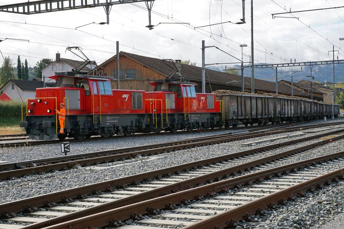 HERBSTZEIT IST ZUCKERRÜBENZEIT
CJ: Am 9. Oktober 2017 brachten die E 936 151 und E 936 153 einen Rübenzug von Alle nach Porrentruy.
Foto: Walter Ruetsch   