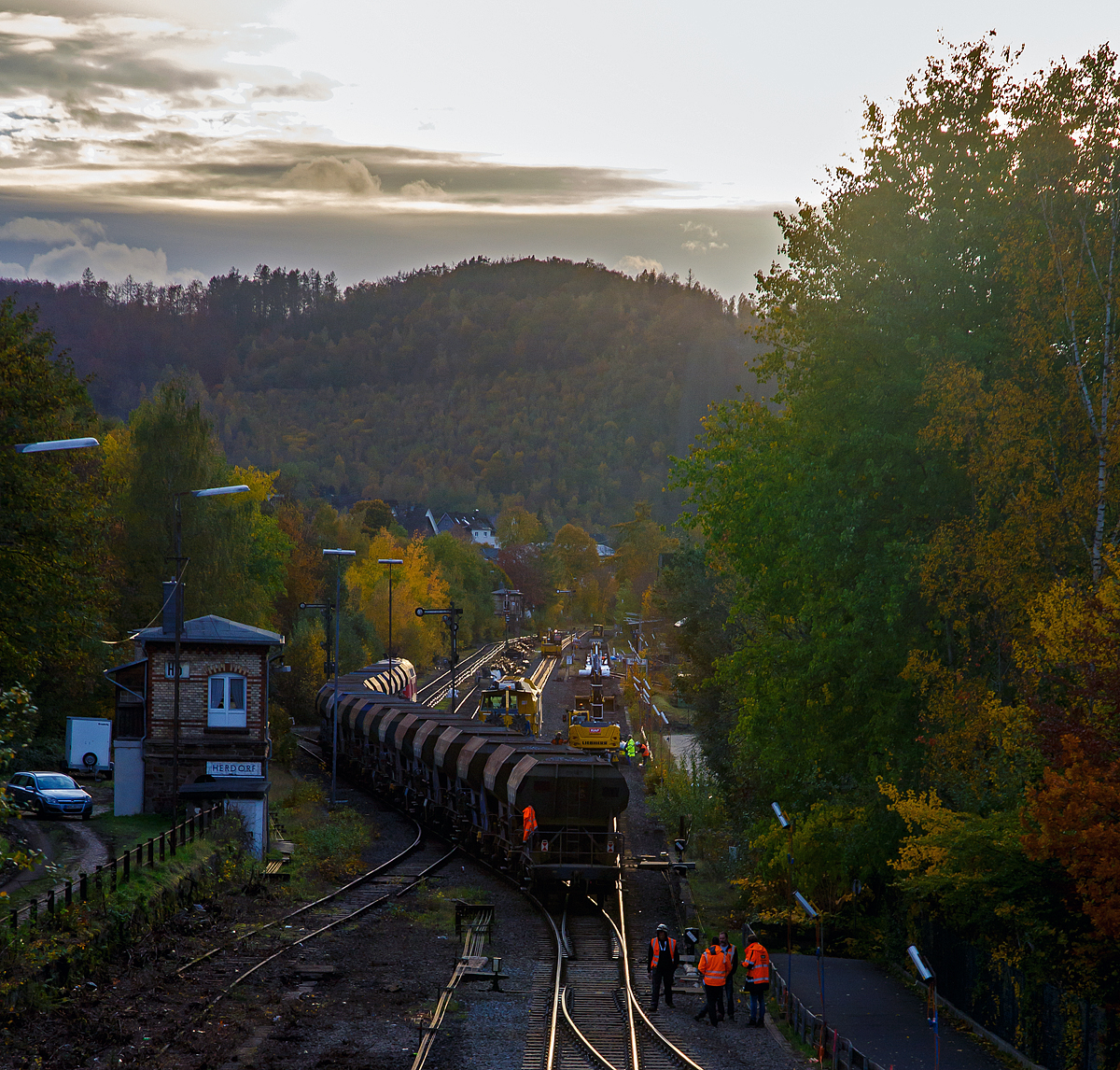 
Herdorf den 27.10.2020:
Nachdem die Stopfmaschine und die Schotterverteil- und Planiermaschine auf Gleis 2 gefahren sind, haben sie so das Gleis frei gemacht und die 218 485-1 (92 80 1218 485-1 D-AIX) der AIXrail GmbH kann mit ihrem Schotterzug (zweiachsige Schüttgutwagen der Gattung Fccpps) aufs Gleis 4 vom Bahnhof Herdorf fahren.