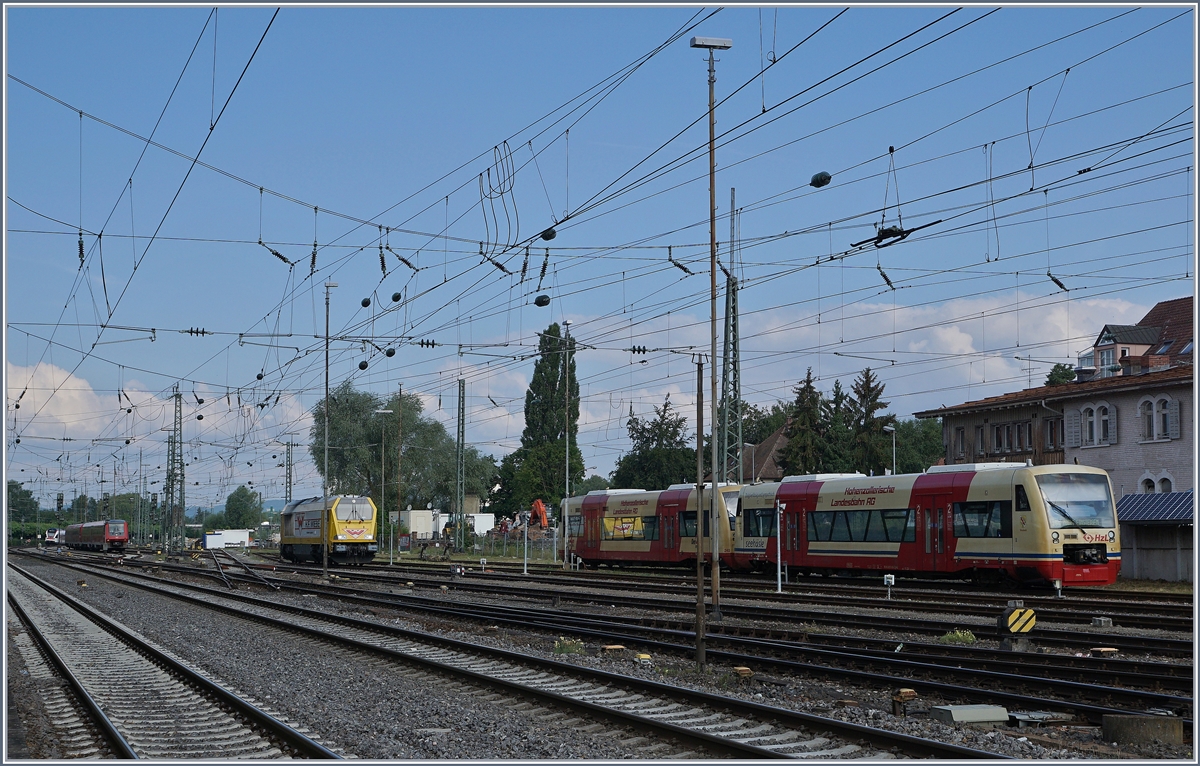 Herrlich aufgerreiht, wenn auch nicht im besten Licht: HzB Vt 650, Voith Maxima und DB 611 in Radolzell.
16. Juni 2016