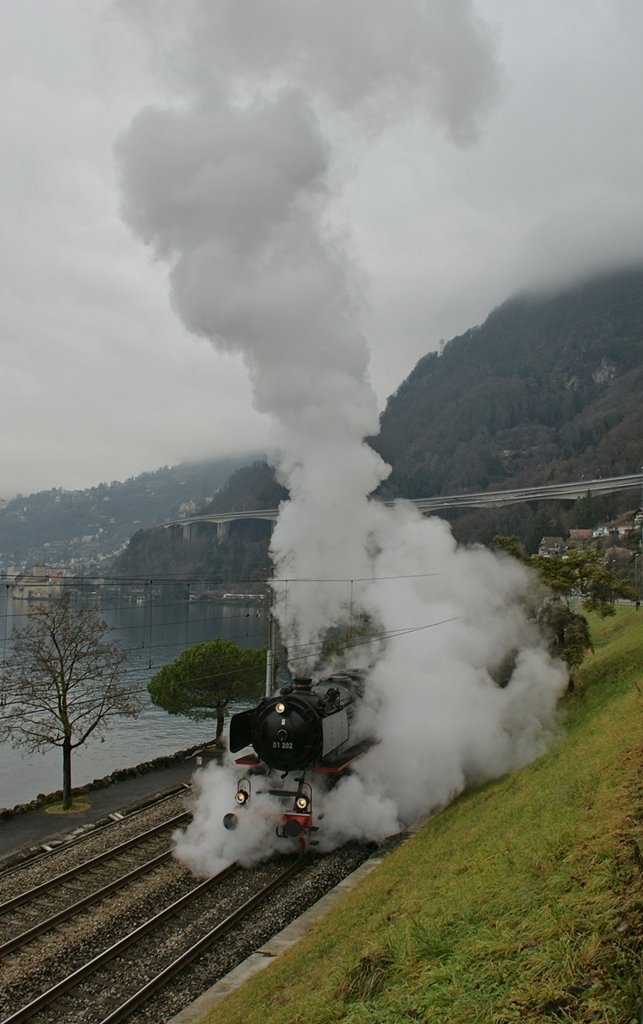 Herrlich dampft die 01 202 nach einem Signalhalt bei Villeneuve.
18. Jan. 2014