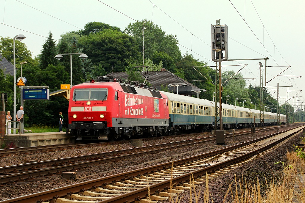 Heute gibt es mal fünf Erinnerungen(alle neu überarbeitet) an einen Klassiker den IC 79/2410/17 Hanseat. Am 06.07.2012 durfte die 120 501-2(153-2)der Systemtechnik diesen Zug von Köln nach Flensburg ziehen, hier wurde er aufgenommen im Bhf von Schleswig.