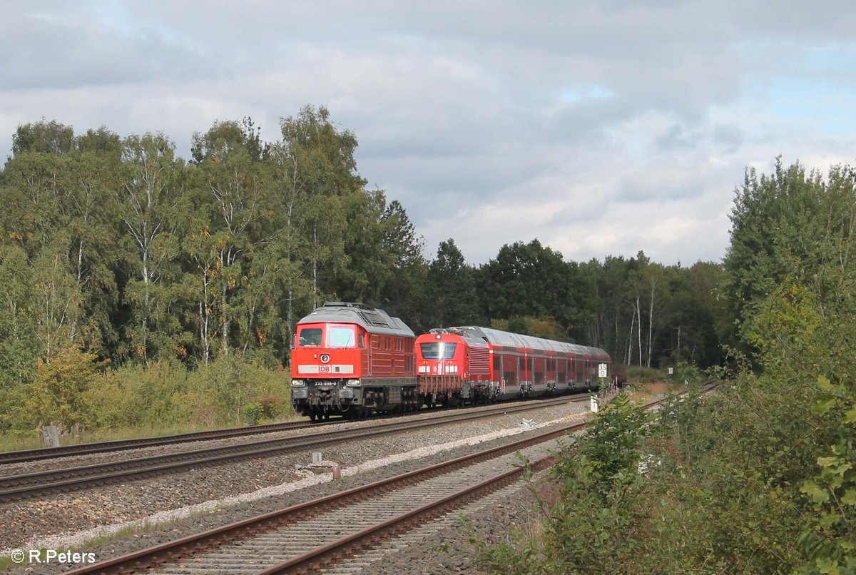  Heute hatte 233 698-0 die Ehre den seit Tagen in Marktredwitz verweilenden München-Nürnberg Express zu Überführen. Als 98984 von NMR - NSCH - NNR weiter nach NWH (Würzburg) wurde die Skodalok 102 002 mit 5 Wagen + Steuerwagen des neuen München Nürnberg Express (NIM) überführt und kurz vor Wiesau abgelichtet. 24.09.17