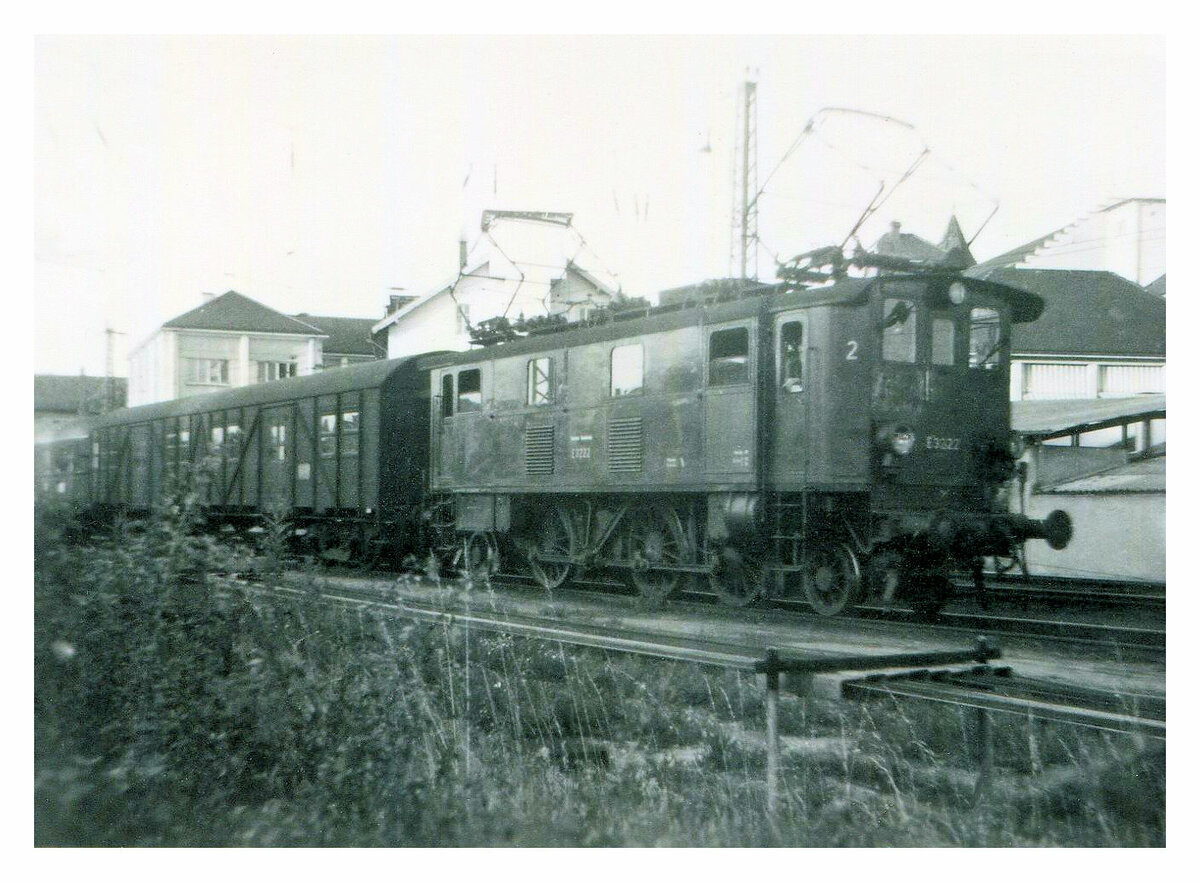 Heute sausen SBB Flirt durchs Wiesental, frher war die Strecke sehr viel altertmlicher. Hier Lok E 32 22 in Lrrach im Jahre 1962. 