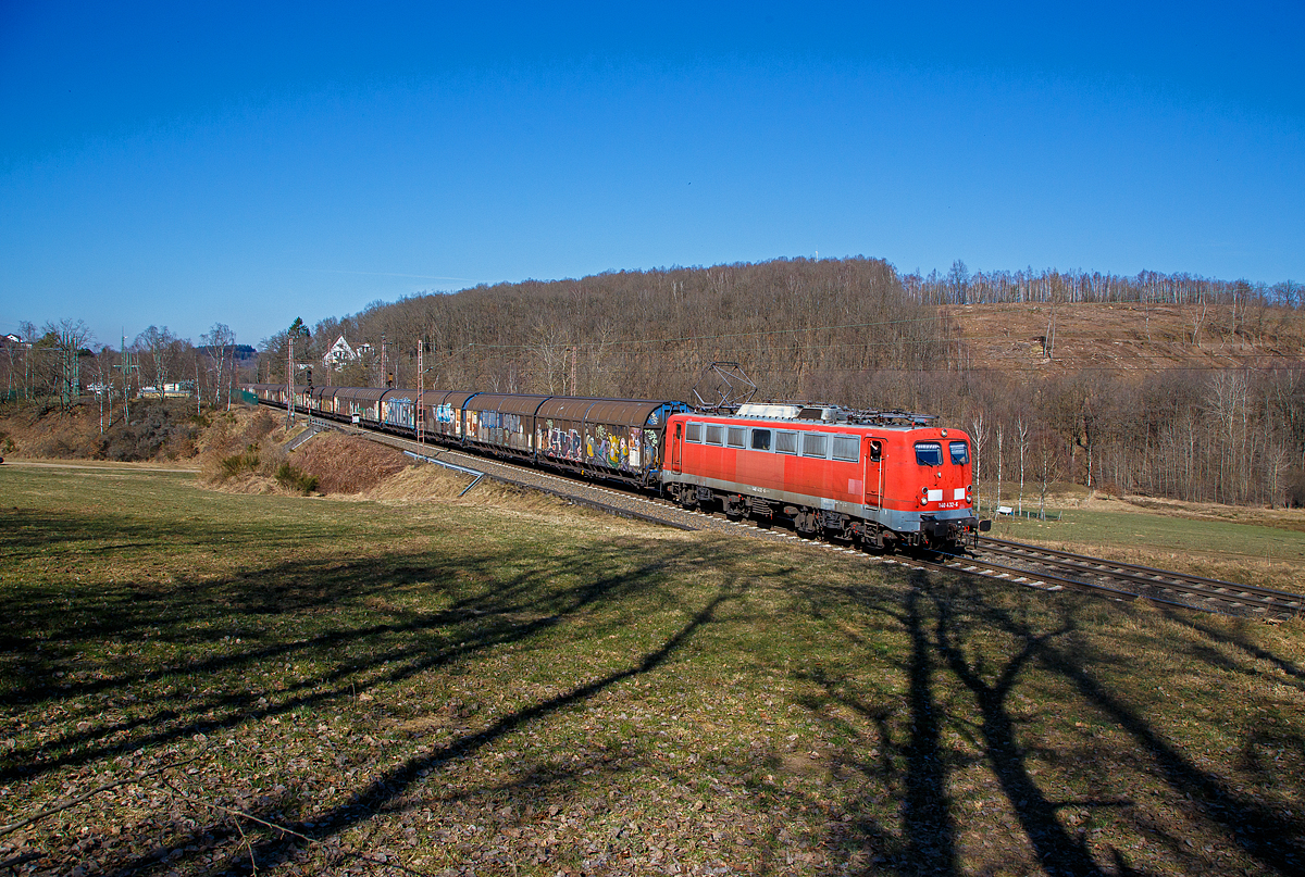 Heute war die 140 432-6 vor dem  Henkelzug ....
Die 140 432-6 (91 80 6140 432-6 D-BYB) der BayernBahn GmbH fhrt am 1003.2022, mit dem sogenannten  Henkelzug  (Langenfeld/Rhld. nach Gunzenhausen), bei Rudersdorf (Kr. Siegen) in sdlicher Richtung bzw. Richtung Dillenburg. 

Nochmals einen lieben Gru an den netten Lf zurck.

Die E 40 wurde 1963 bei Henschel & Sohn in Kassel unter der Fabriknummer 30665 gebaut, der elektrische Teil ist von den SSW - Siemens-Schuckertwerken. Als E 40 432 wurde sie an die Deutsche Bundesbahn ausgeliefert , mit der Einfhrung des EDV-Nummernsystems wurde sie zum 01.01.1968 zur DB 140 432-6, die Ausmusterung bei der DB Schenker erfolgte 2015 und sie wurde an die BayernBahn GmbH verkauft. 
