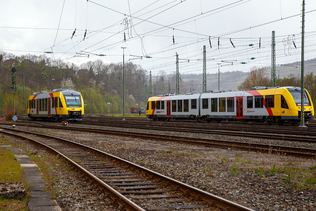 
Heute war das Wetter sehr gegensätzlich, mal schien die Sonne und kurzdrauf wie hier war es am schneien............
Der VT 209 ABp (95 80 0640 109-4 D-HEB) ein Alstom Coradia LINT 27 der HLB (Hessische Landesbahn) erreicht nun bald (am 24.04.2016), als RB 90  Westerwald-Sieg-Bahn  (Westerburg - Altenkirchen - Au/Sieg) - Siegen) den Bahnhof Betzdorf/Sieg.
Dahinter steht gerade der VT 505 ein Alstom Coradia LINT 41 der neuen Generation / neue Kopfform der HLB.