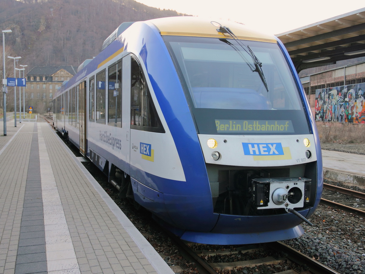 HEX 807 als HEX 80157 nach Berlin Ostbahnhof steht am 23. Februar 2014 im Bahnhof Thale Hbf zur Abfahrt bereit.