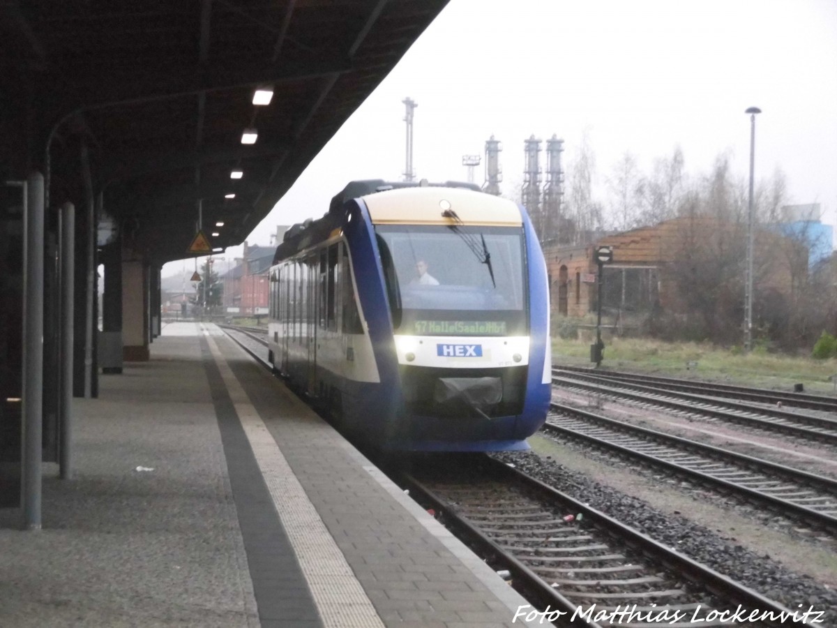 HEX Lint mit ziel Halle (Saale) Hbf im Bahnhof Bernburg am 28.11.15