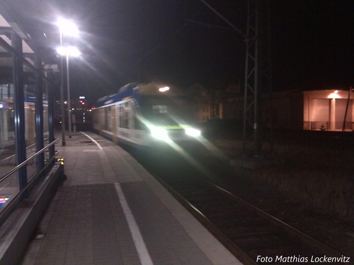 HEX VT 870 aus Bernburg bei der Einfahrt in den Bahnhof Halle Saale hbf am 14.2.14