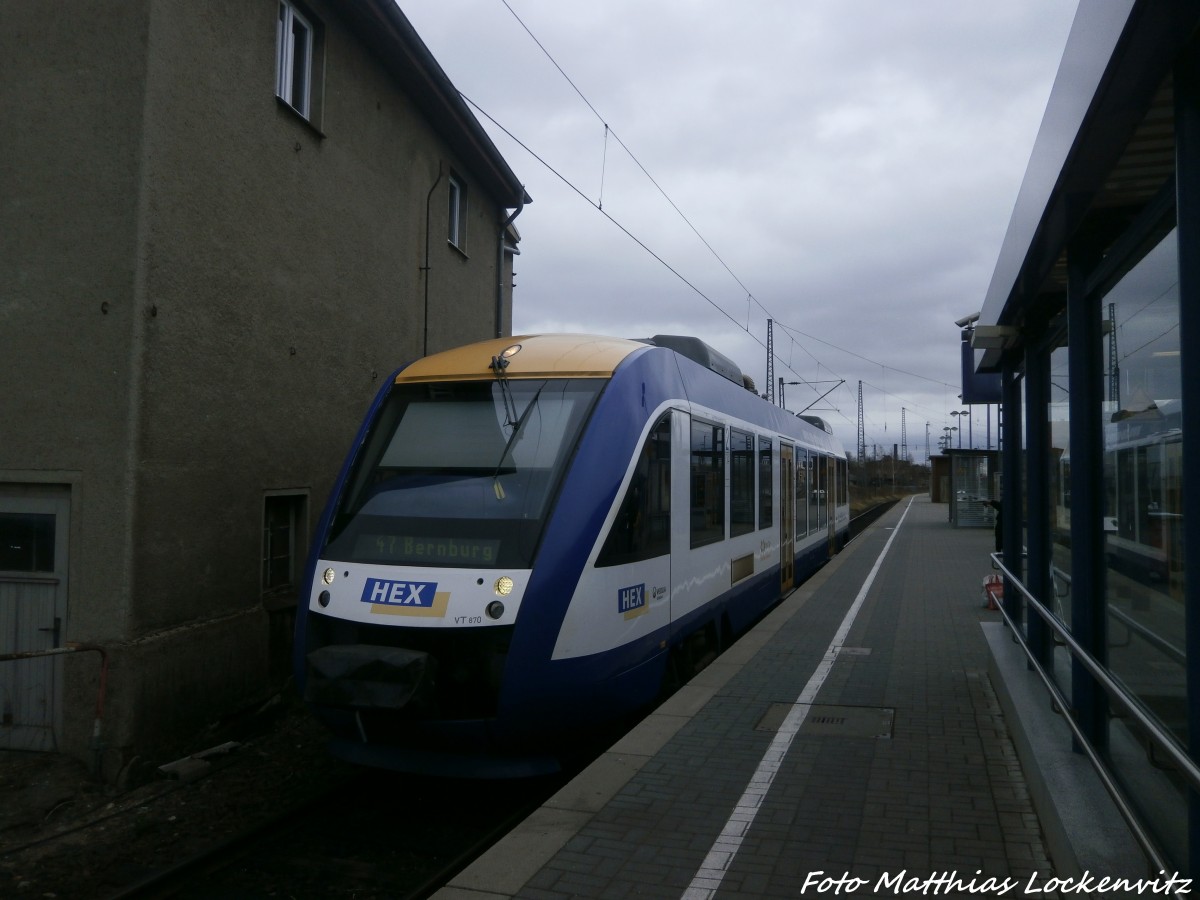 HEX VT 870 steht als HEX 47 mit ziel Bernburg im Bahnhof Halle (Saale) Hbf bereit am 22.12.14