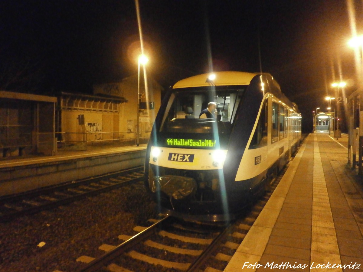 HEX VT 876 mit ziel Halle (Saale) Hbf im Bahnhof Knnern am 21.12.14