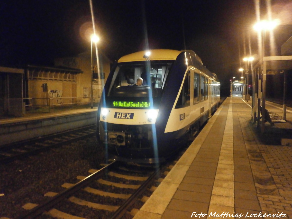 HEX VT 876 mit ziel Halle (Saale) Hbf im Bahnhof Knnern am 21.12.14