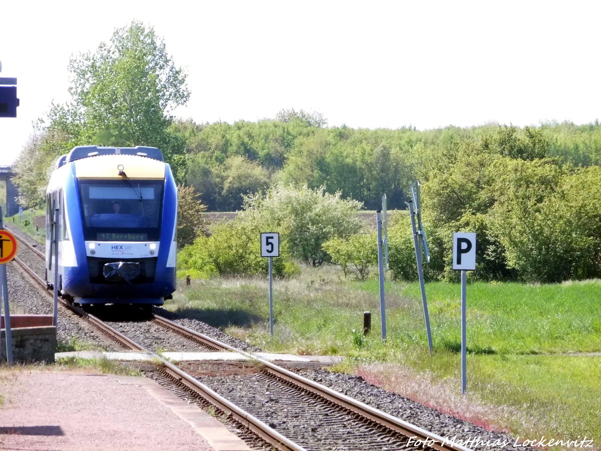 HEX VT 876 unterwegs nach Bernburg und durchfhrt den Bedarfshaltepunkt Trebitz (Knnern) am 5.5.16