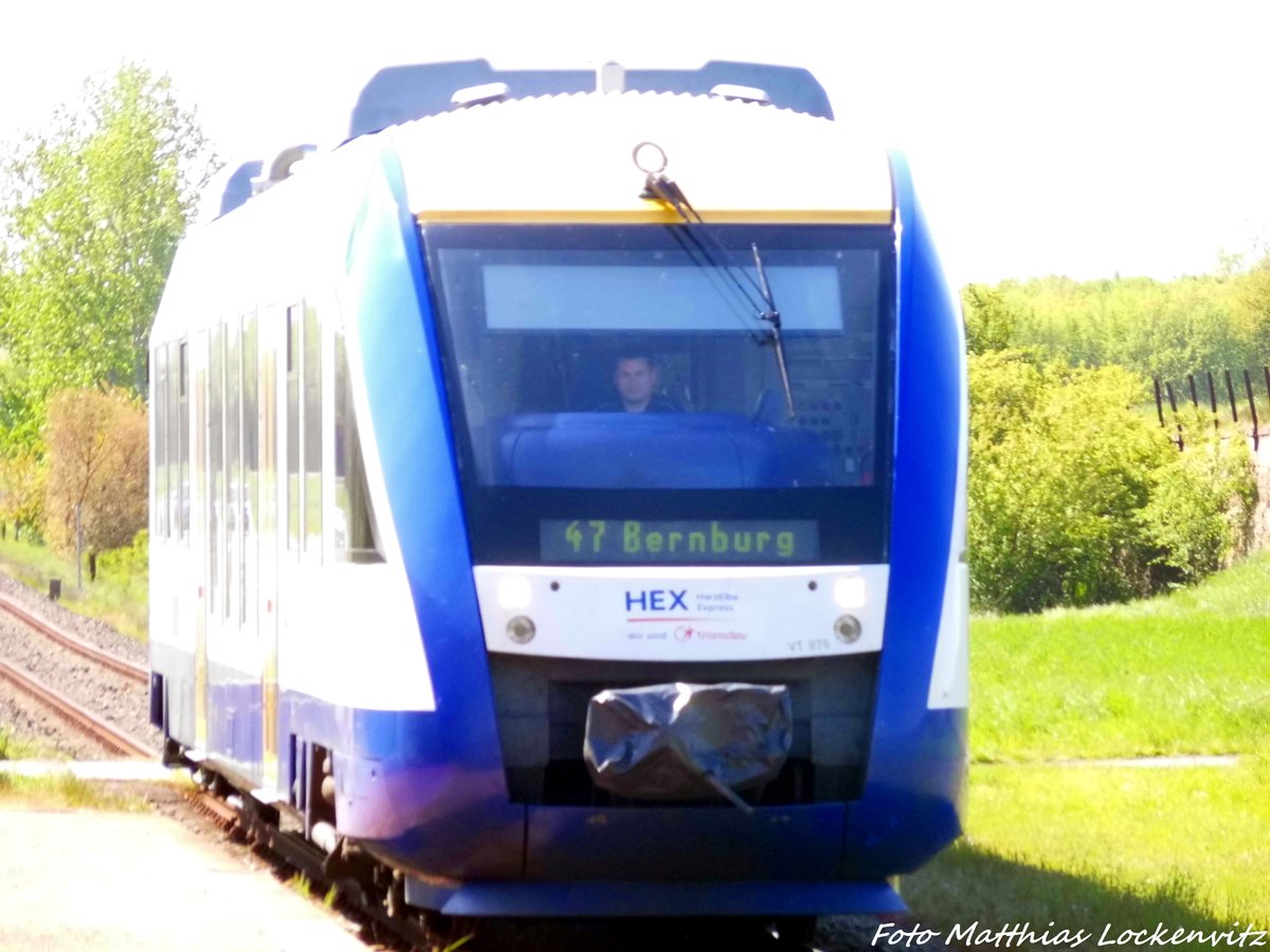 HEX VT 876 unterwegs nach Bernburg und durchfhrt den Bedarfshaltepunkt Trebitz (Knnern) am 5.5.16