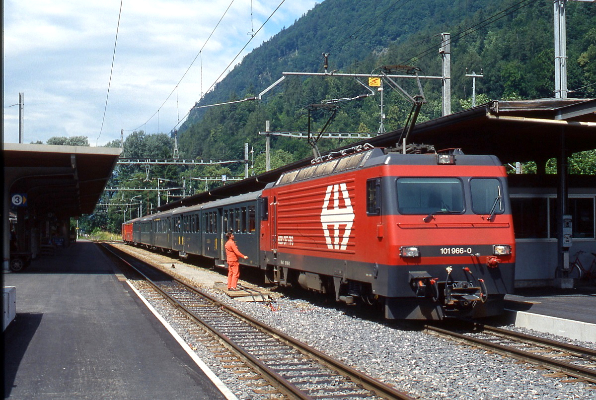HGe 101 966 der Brünigbahn im Juni 1990 im Bahnhof Interlaken Ost