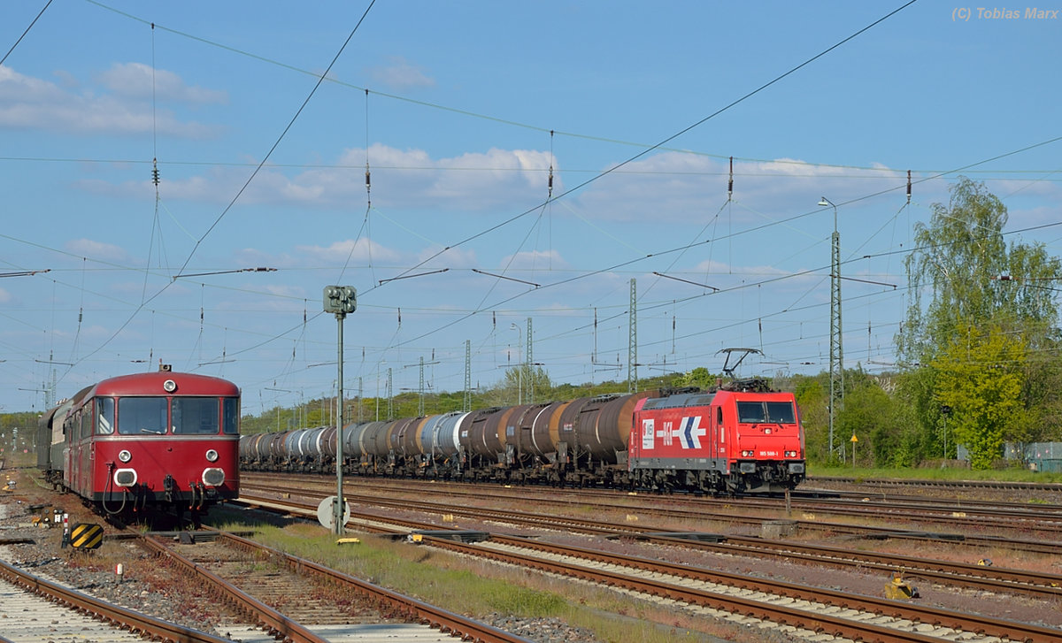 HGK 185 588-1 bei der Durchfahrt durch Darmstadt-Kranichstein am 05.05.2016. Links steht die VT98 Einheit der Pfalzbahn.