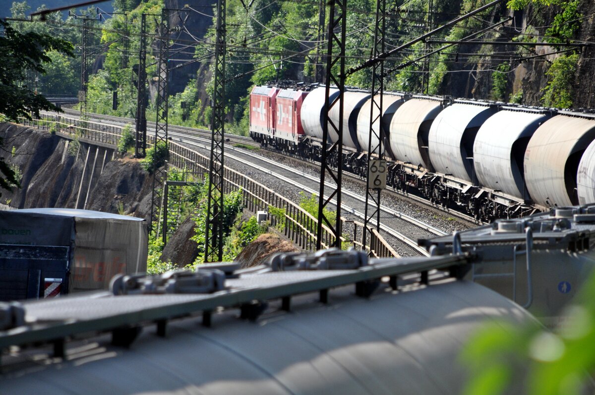 HGK 185 631-9 und eine weitere 185 mit einem Zement-Silowagen Ganzzug auf der Geislinger Steige am 26.06.2012.