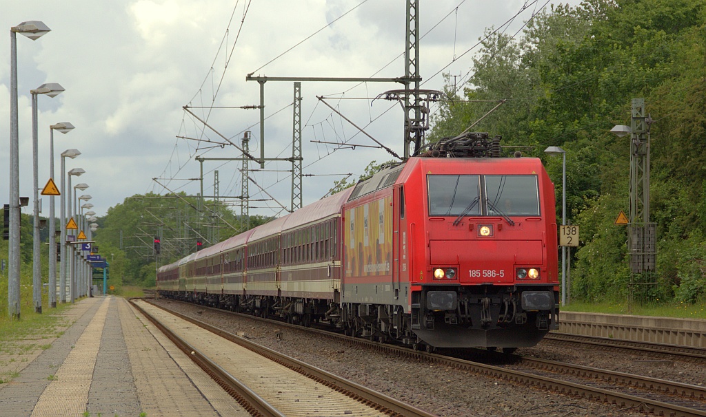 HGK 2054/185 586-5 mit dem DPF 13490 von Padborg nach Le Mans(24 Std Rennen)bei der Durchfahrt in Schleswig. Eingereiht in diesen Zug war ein Speisewagen Typ WRm von Classic Courier, SL 13.06.12