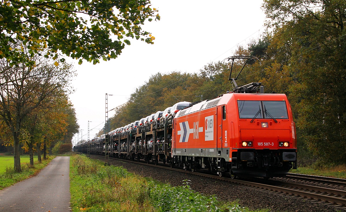 HGK/MEV 2055 185 587-3 rauscht hier mit einem 4 Ringe Autozug durch Dörverden. 01.11.2013