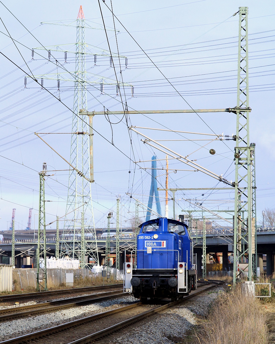 HHLA/Metrans 295 082-2 auf Rangierfahrt am Umspannwerk Dradenau. 15.01.2022